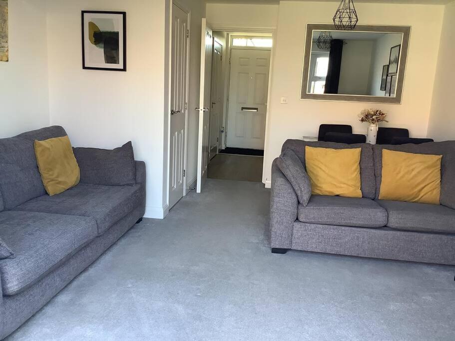 Entire 2 Bedroom House In Holiday home *
